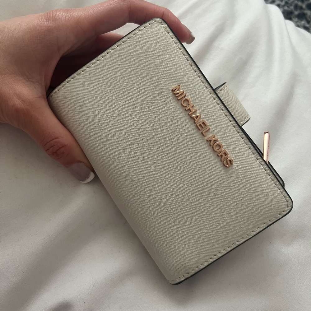 Michael kors jet set travel wallet
